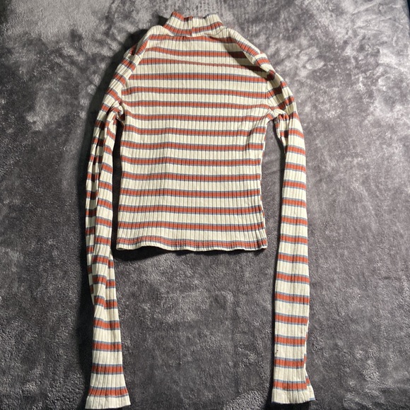 Mock neck long sleeve crop top - Picture 2 of 4